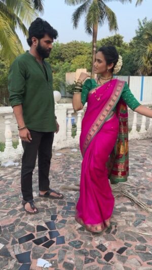 Shivani Baokar Instagram - बायको सांगते एक आणि नवरा करतो एक 😡
#satyameera #satya #dhumketu 😜