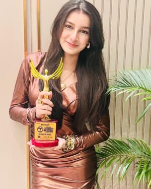 Shivika Rishi Instagram - Holding it with love & gratitude 🏆🤎✨ 
Can’t thank enough 🫶🏻#firstawardof2025 #blessed 

Event @juniormissindia @shobhagori #instagram #photooftheday #awardshow #juniormissindia #influencer #fyp