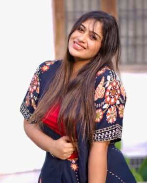Shobanaa Uthaman Instagram - To love , survive and smile are the hardest but most beautiful things to  do ✨