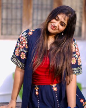 Shobanaa Uthaman Instagram - To love , survive and smile are the hardest but most beautiful things to  do ✨