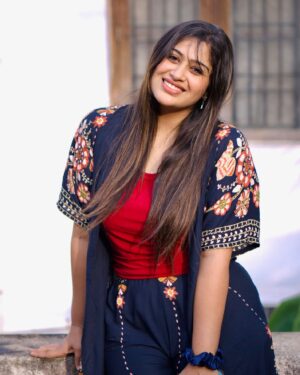 Shobanaa Uthaman Instagram - To love , survive and smile are the hardest but most beautiful things to  do ✨
