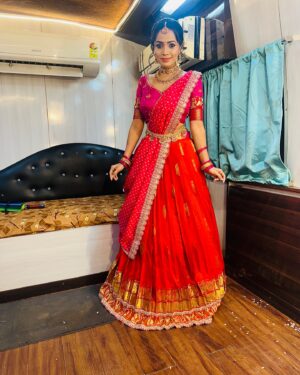 Shobha Shetty Instagram - Shankranthi special event cmng soon on zee Telugu.!!!
Traditional wala love.!
.
.
.
Beautiful outfit @viha.alankar 
Hairstyle @life__makeovers_ 
Makeup @durga_makeuparist 
Jewellery @emmadisilverjewellery 
.
.
.
#shobhashetty#shobhashettyyoutubechannel