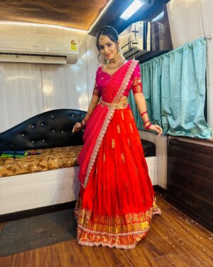 Shobha Shetty Instagram - Shankranthi special event cmng soon on zee Telugu.!!!
Traditional wala love.!
.
.
.
Beautiful outfit @viha.alankar 
Hairstyle @life__makeovers_ 
Makeup @durga_makeuparist 
Jewellery @emmadisilverjewellery 
.
.
.
#shobhashetty#shobhashettyyoutubechannel