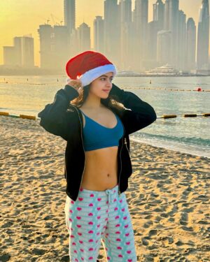 Shobhita Rana Instagram - when I say I wanna go out on Christmas, I mean to eat. 

What’s your favourite food? 🫠🍰 #vegan