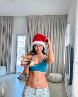 Shobhita Rana Instagram - when I say I wanna go out on Christmas, I mean to eat. 

What’s your favourite food? 🫠🍰 #vegan