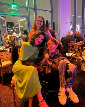 Shohreh Aghdashloo Instagram - I am delighted to introduce you to my new friend, Vahid Rajabloo.

What would you do if you couldn’t get the medical care you needed? 😔

This is the reality Vahid faced, and it led him to make a life-changing decision: to journey to the US. But his story is far from over. He’s not just here for himself; he’s working tirelessly to support his friends who are also facing challenges with disabilities. Imagine having that kind of dedication in the face of your own struggles. I’m honored to share Vahid’s incredible story of courage and selflessness soon. Stay tuned!

خوشحالم که دوست جدیدم وحید رجبلو را به شما معرفی می کنم.

اگر نتوانید مراقبت های پزشکی مورد نیاز خود را دریافت کنید، چه می کنید؟ 😔

این واقعیتی است که وحید با آن روبرو شد و او را به تصمیمی متحول کننده سوق داد: سفر به آمریکا. اما داستان او هنوز به پایان نرسیده است. او فقط برای خودش اینجا نیست. او به طور خستگی ناپذیری برای حمایت از دوستانش که با مشکلات معلولیت روبرو هستند، کار می کند. تصور کنید که در مواجهه با مبارزات خود چنین فداکاری داشته باشید. مفتخرم که به زودی داستان باورنکردنی شجاعت و از خودگذشتگی وحید را به اشتراک بگذارم. در جریان باشید!