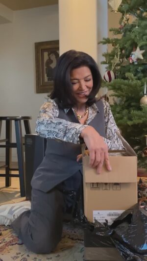 Shohreh Aghdashloo Instagram - Who loves unboxing gifts? 🎁 Thank you, @ubisoft!

چه کسی عاشق باز کردن هدایا است؟ با تشکر از یوبی سافت!

#assassinscreed #assassinscreedmirage
