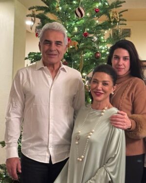 Shohreh Aghdashloo Instagram - Merry Christmas! 🎁🎄 

In the words of my beloved poet, life is not something we forget in habit, let’s remember the simple excuses for happiness, that we can still be happy with our loved ones and don’t forget love. 🙏🏼🌎

به قول شاعره محبوبم، زندگی چیزی نیست که لب طاقچه عادت از یادمان برود. یادمان نرود بهانه های ساده خوشبختی را که به یادمان می آورد هنوز می‌توان در کنار عزیزانت قدری شاد باشی و دوست داشتن یادت نره. 

#merrychristmas