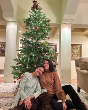 Shohreh Aghdashloo Instagram - Merry Christmas! 🎁🎄 

In the words of my beloved poet, life is not something we forget in habit, let’s remember the simple excuses for happiness, that we can still be happy with our loved ones and don’t forget love. 🙏🏼🌎

به قول شاعره محبوبم، زندگی چیزی نیست که لب طاقچه عادت از یادمان برود. یادمان نرود بهانه های ساده خوشبختی را که به یادمان می آورد هنوز می‌توان در کنار عزیزانت قدری شاد باشی و دوست داشتن یادت نره. 

#merrychristmas