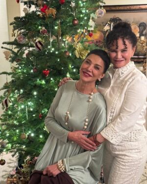 Shohreh Aghdashloo Instagram - Merry Christmas! 🎁🎄 

In the words of my beloved poet, life is not something we forget in habit, let’s remember the simple excuses for happiness, that we can still be happy with our loved ones and don’t forget love. 🙏🏼🌎

به قول شاعره محبوبم، زندگی چیزی نیست که لب طاقچه عادت از یادمان برود. یادمان نرود بهانه های ساده خوشبختی را که به یادمان می آورد هنوز می‌توان در کنار عزیزانت قدری شاد باشی و دوست داشتن یادت نره. 

#merrychristmas