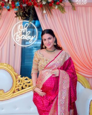 Shraddha Arya Instagram - तेरे नाम से जुड़े है सारे नाते ❤️🧿

#GodhBharai 

Saree: @jarierabanaras PR: @sonyashaikh 
Blouse: @byladypink 
Jewelry: @khuranajewelleryhouse @nehaadhvikmahajan 
Kurta: @neerusindia @nehaadhvikmahajan 
Photography : @theglamweddingofficial