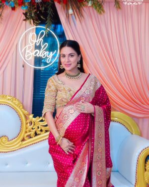 Shraddha Arya Instagram - तेरे नाम से जुड़े है सारे नाते ❤️🧿

#GodhBharai 

Saree: @jarierabanaras PR: @sonyashaikh 
Blouse: @byladypink 
Jewelry: @khuranajewelleryhouse @nehaadhvikmahajan 
Kurta: @neerusindia @nehaadhvikmahajan 
Photography : @theglamweddingofficial