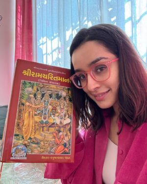 Shraddha Kapoor Instagram - Jan’24 throwback 🩵 haan har mahine ka kar rahi hoon 😎