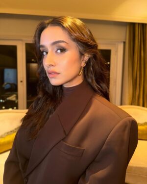 Shraddha Kapoor Instagram - Aise kapdon mein khunnas wala look kyun ban jaata hai ???