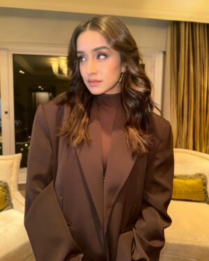 Shraddha Kapoor Instagram - Aise kapdon mein khunnas wala look kyun ban jaata hai ???