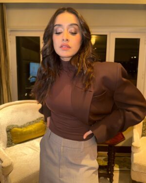 Shraddha Kapoor Instagram - Aise kapdon mein khunnas wala look kyun ban jaata hai ???