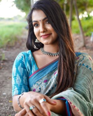 Shravnitha Srikanth Instagram - 💙💙💙

Mua @kalaiartistry 
Photography @redwood_photographyy 

#unedited #selflove #saree