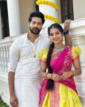Shravnitha Srikanth Instagram - Happy Sankranthi/Pongal to all❤️

From the sets of #jabillikosamaakashamalle 

Outfit @mkr_pattu_sarees_wholesale 

#pongal #sankranthi #set