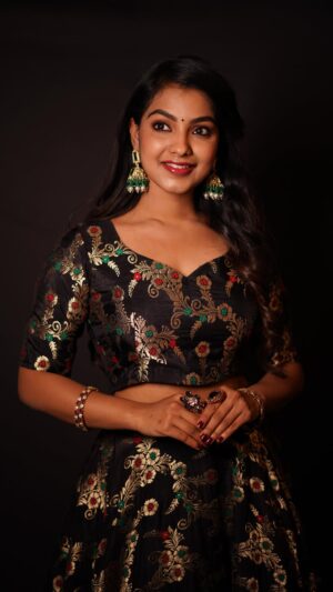 Shravnitha Srikanth Instagram - Just dance your heart out❤️

Nanna re Nanna re 🎶🎶🎶

#dance #dancers #réel #reelsinstagram #insta #instagood #selflove #love #beauty #trending #trend #trendingreels