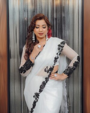 Shreya Ghoshal Instagram - Bade dhokhe is raah mein🌹

#Retro

Outfit: @tantra_rj
Earrings: @aadamyastore
Bracelet: @deetyajewellery
Styled by : @styledbysujata
Assisted by: @_riddhi.panchal
Footwear: @urbanswayofficial
Photographer: @shotbysakar
Mua: @tessiequiney 
Hair: @jayshree2783