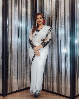 Shreya Ghoshal Instagram - Bade dhokhe is raah mein🌹

#Retro

Outfit: @tantra_rj
Earrings: @aadamyastore
Bracelet: @deetyajewellery
Styled by : @styledbysujata
Assisted by: @_riddhi.panchal
Footwear: @urbanswayofficial
Photographer: @shotbysakar
Mua: @tessiequiney 
Hair: @jayshree2783