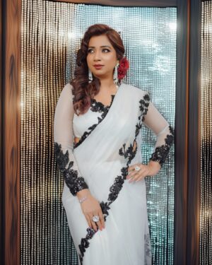Shreya Ghoshal Instagram - Bade dhokhe is raah mein🌹

#Retro

Outfit: @tantra_rj
Earrings: @aadamyastore
Bracelet: @deetyajewellery
Styled by : @styledbysujata
Assisted by: @_riddhi.panchal
Footwear: @urbanswayofficial
Photographer: @shotbysakar
Mua: @tessiequiney 
Hair: @jayshree2783