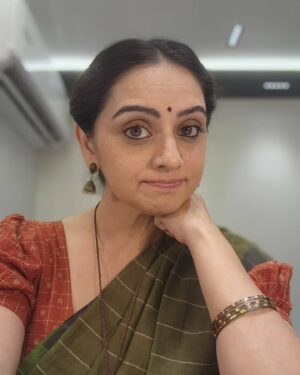Shruti Marathe Instagram - #vanityselfie from the set of #devara 😁

#younglook #olderlook
 
Film releases on 27th September 🤩 in #telugu #hindi #tamil #kannada 

I am excited about this one ❤️ 

#devara #jrntr #27thsept