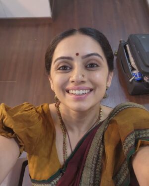 Shruti Marathe Instagram - #vanityselfie from the set of #devara 😁

#younglook #olderlook
 
Film releases on 27th September 🤩 in #telugu #hindi #tamil #kannada 

I am excited about this one ❤️ 

#devara #jrntr #27thsept