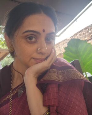 Shruti Marathe Instagram - #vanityselfie from the set of #devara 😁

#younglook #olderlook
 
Film releases on 27th September 🤩 in #telugu #hindi #tamil #kannada 

I am excited about this one ❤️ 

#devara #jrntr #27thsept