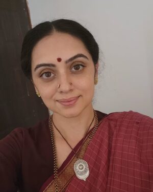 Shruti Marathe Instagram - #vanityselfie from the set of #devara 😁

#younglook #olderlook
 
Film releases on 27th September 🤩 in #telugu #hindi #tamil #kannada 

I am excited about this one ❤️ 

#devara #jrntr #27thsept