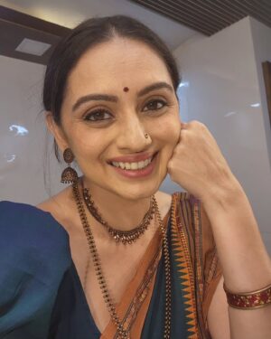Shruti Marathe Instagram - #vanityselfie from the set of #devara 😁

#younglook #olderlook
 
Film releases on 27th September 🤩 in #telugu #hindi #tamil #kannada 

I am excited about this one ❤️ 

#devara #jrntr #27thsept