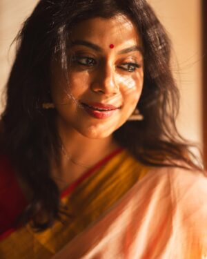 Shruti Ramachandran Instagram - Took these photos one week back in anticipation of all the sadhyas I was going to eat this season. 

My first sadhya was devoured today. I am open to more sadhya invitations, just FYI

📸@premsampaul 
@keepitstylish_by_ammu @styledbyammu 
@muabygeethumanu 
@thousandthreads.india