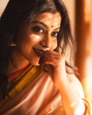Shruti Ramachandran Instagram - Took these photos one week back in anticipation of all the sadhyas I was going to eat this season. 

My first sadhya was devoured today. I am open to more sadhya invitations, just FYI

📸@premsampaul 
@keepitstylish_by_ammu @styledbyammu 
@muabygeethumanu 
@thousandthreads.india