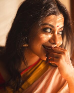 Shruti Ramachandran Instagram - Took these photos one week back in anticipation of all the sadhyas I was going to eat this season. 

My first sadhya was devoured today. I am open to more sadhya invitations, just FYI

📸@premsampaul 
@keepitstylish_by_ammu @styledbyammu 
@muabygeethumanu 
@thousandthreads.india