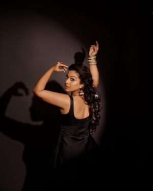 Shruti Ramachandran Instagram - ✨lessgo December ✨

📸 :  @jibinartist @plan.b.actions 
Asst : @dyonphotos
Styling : @styledbyammu @keepitsylish_by_ammu
Hmua : @lushandluxbyak
Wearing : @sewcial_lounge_by_essa
Jewellery : @goodwillcollectionsbridal