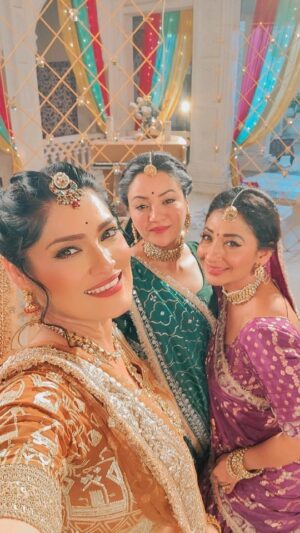 Shruti Rawat Instagram - #ohsaiyaan 
#yehrishtakyakehlatahai
#yrkkh #yrkkhfamily
#yrkkhladies