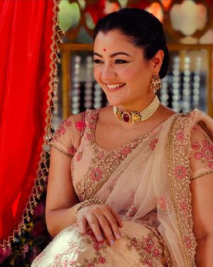 Shruti Rawat Instagram - Ab main iss ganne ke peeche pad jaungi aur loop me chalega 😅