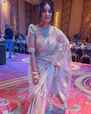 Shubhi Sharma Instagram - Superb time with my friends 

 Thank you my dress designer @vidyamourya096 

#marriage #friends #happy #bhojpuriactress #shubhisharma