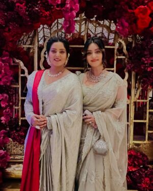 Shubhi Sharma Instagram - Superb time with my friends 

 Thank you my dress designer @vidyamourya096 

#marriage #friends #happy #bhojpuriactress #shubhisharma