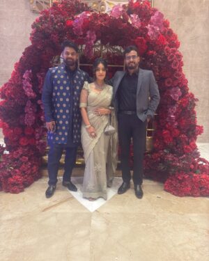 Shubhi Sharma Instagram - Superb time with my friends 

 Thank you my dress designer @vidyamourya096 

#marriage #friends #happy #bhojpuriactress #shubhisharma