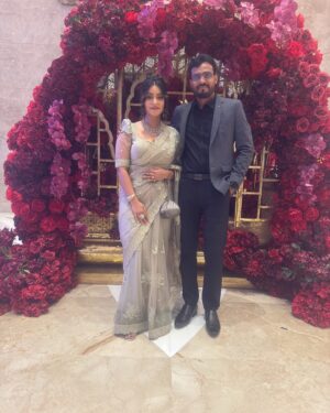 Shubhi Sharma Instagram - Superb time with my friends 

 Thank you my dress designer @vidyamourya096 

#marriage #friends #happy #bhojpuriactress #shubhisharma