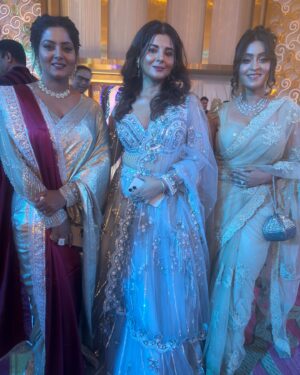 Shubhi Sharma Instagram - Superb time with my friends 

 Thank you my dress designer @vidyamourya096 

#marriage #friends #happy #bhojpuriactress #shubhisharma