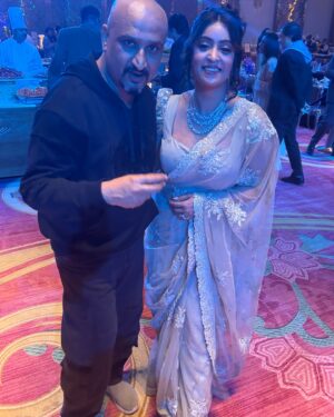 Shubhi Sharma Instagram - Superb time with my friends 

 Thank you my dress designer @vidyamourya096 

#marriage #friends #happy #bhojpuriactress #shubhisharma