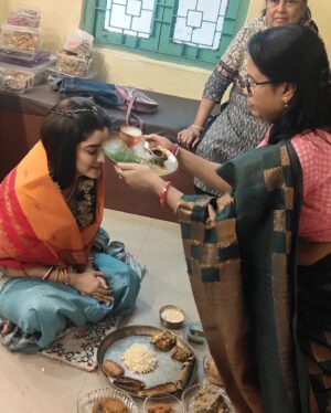 Shweta Bhattacharya Instagram - Aaiburobhat🥰ekjon ochena manus sudhu matro amar kaaj valobese,amake mon theke bon mene sob kichu ayojon kore shooting floore ese amake khaiye gechen 😍😍thank you didi🙏🙏apni khub khub valo thakun r ae vabei asirwad korun
#blessed 
#happyme 
#thankyougodforeverything 
#instagram 
#instagood