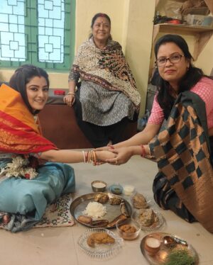 Shweta Bhattacharya Instagram - Aaiburobhat🥰ekjon ochena manus sudhu matro amar kaaj valobese,amake mon theke bon mene sob kichu ayojon kore shooting floore ese amake khaiye gechen 😍😍thank you didi🙏🙏apni khub khub valo thakun r ae vabei asirwad korun
#blessed 
#happyme 
#thankyougodforeverything 
#instagram 
#instagood