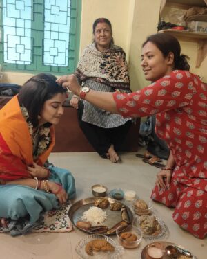 Shweta Bhattacharya Instagram - Aaiburobhat🥰ekjon ochena manus sudhu matro amar kaaj valobese,amake mon theke bon mene sob kichu ayojon kore shooting floore ese amake khaiye gechen 😍😍thank you didi🙏🙏apni khub khub valo thakun r ae vabei asirwad korun
#blessed 
#happyme 
#thankyougodforeverything 
#instagram 
#instagood