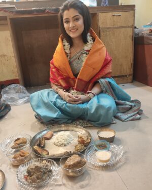 Shweta Bhattacharya Instagram - Aaiburobhat🥰ekjon ochena manus sudhu matro amar kaaj valobese,amake mon theke bon mene sob kichu ayojon kore shooting floore ese amake khaiye gechen 😍😍thank you didi🙏🙏apni khub khub valo thakun r ae vabei asirwad korun
#blessed 
#happyme 
#thankyougodforeverything 
#instagram 
#instagood