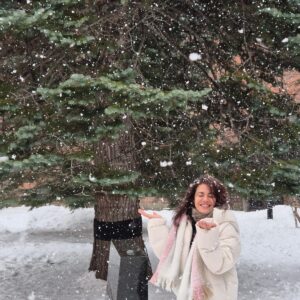 Shweta Gulati Instagram - Snow makes me a happy puppy. 😍😀
So grateful for today. 
 
#gratefulbeyondwords #blessed #happyandwhole #gratefuforwhatsahead 🧿❤️