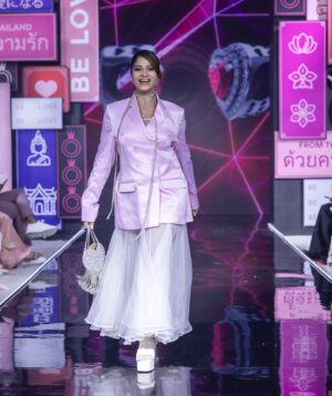 Shweta Mahadik Instagram - From Dreams To Reality!! Walking the ramp for the first time with none other than @theofficialpandora is truly unforgettable ❤️😍

@sparkplug_inc 

Blazer by @shwetmahadik 
Skirt by @kritibapna 
Bag by @shwetmahadik 
Nail jewellery @shwetmahadik 
Jewellery @theofficialpandora 

#pandorasquad24 
#pandoratakesthailand 
#fromthailandwithlove
#diychachi
#shwetamahadik