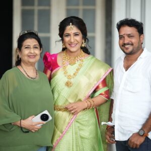 Shweta Mohan Instagram - All decked up for Theme round in #zeesaregamapalilchamps ... Must say, enjoyed getting dressed as a princess 🥰

Shot by - @storiesbysidhu
Costume - @prabuselvaraj_ , @shalafashions
Makeup - Annie @peethumull
Hair - @venki_hairstylist
